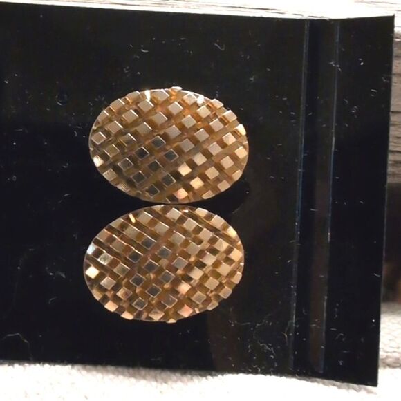 Vintage Oval Diamond Cut Gold Tone Clip On Earrings - Picture 2 of 8